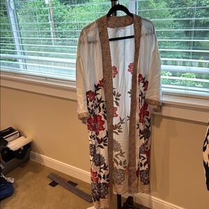 DR2 Geometric Patterned kimono in Tan and White